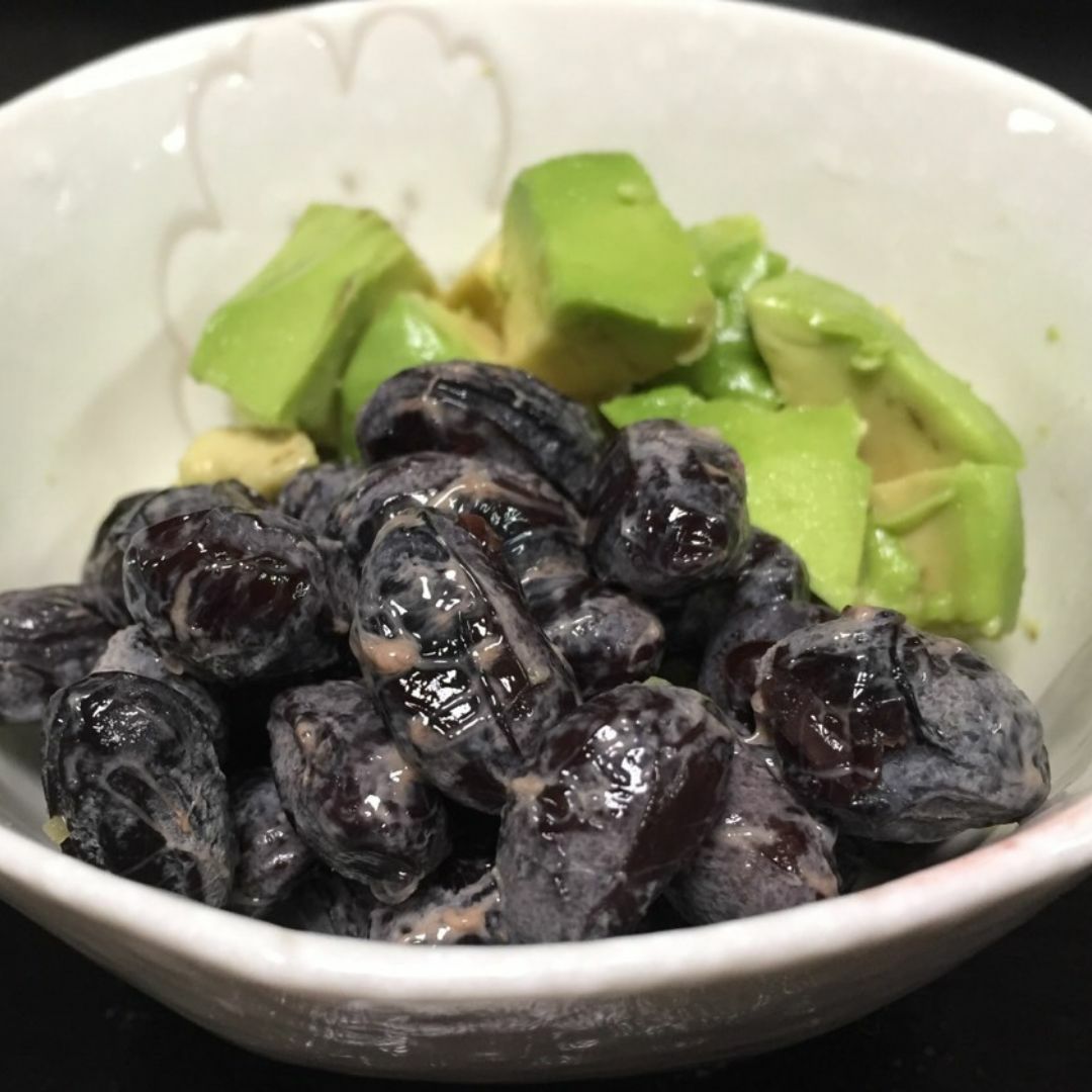 アボカド添えの黒豆納豆